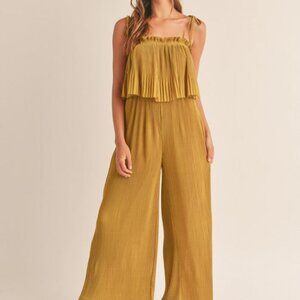 NWT pleated jumpsuit by Mable, size medium, color mustard